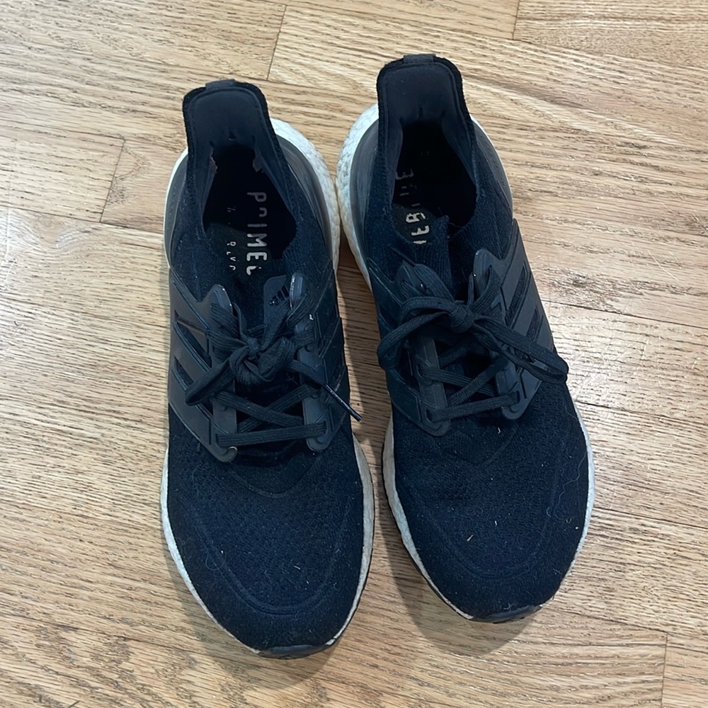 Black ultraboosts